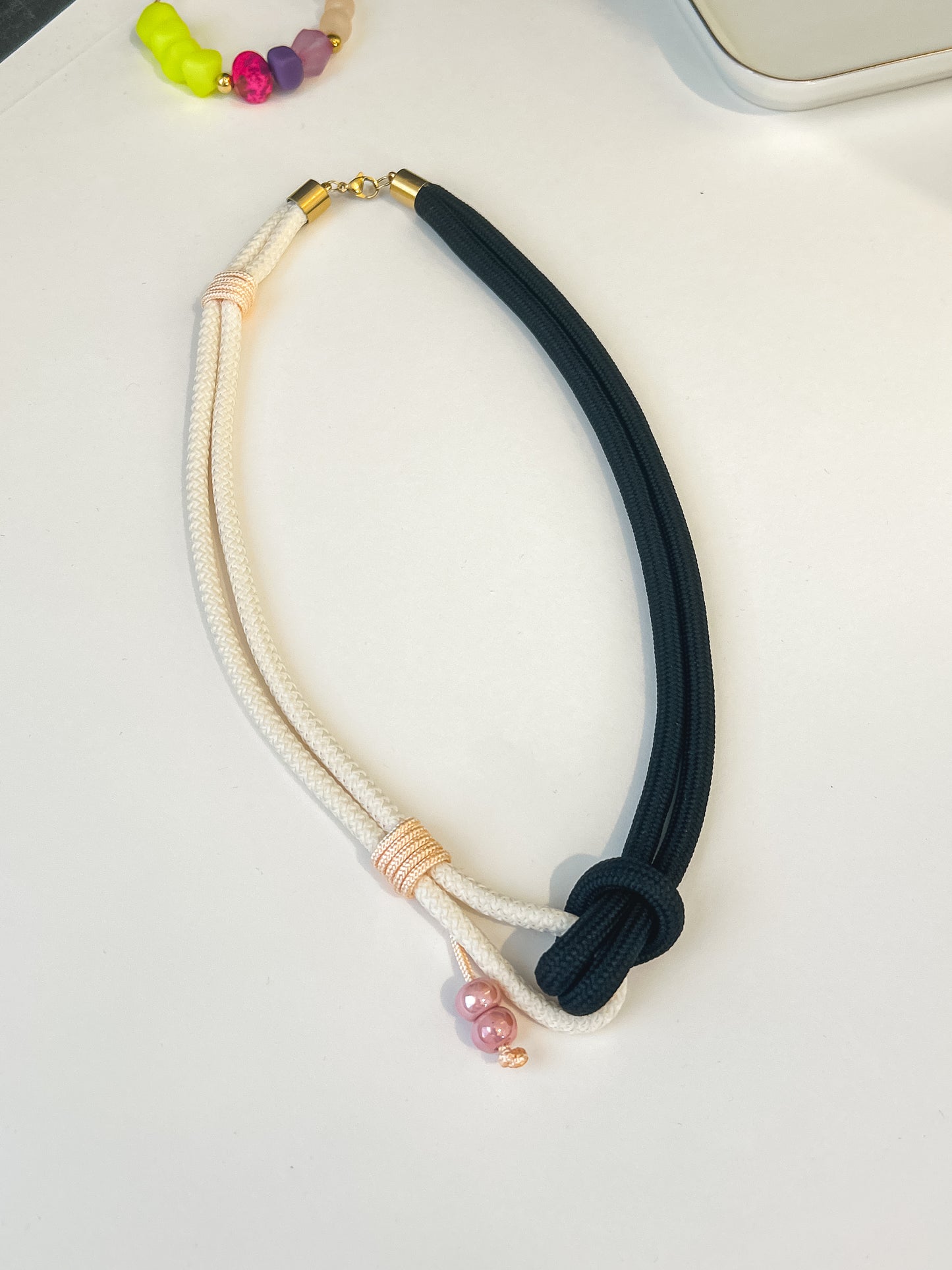 Collar 𝐏𝐥𝐚𝐲𝐚 𝐄𝐬𝐜𝐨𝐧𝐝𝐢𝐝𝐚